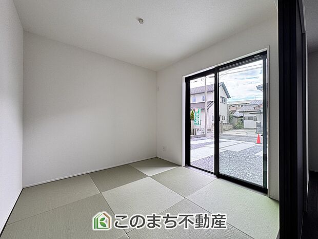 【和室】お子様のお昼寝にも便利な和室です。大きな窓から暖かな日差しが差し込みます♪