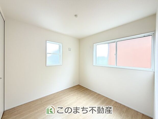 【洋室】お子様のお昼寝にも便利な洋室です。大きな窓から暖かな日差しが差し込みます♪