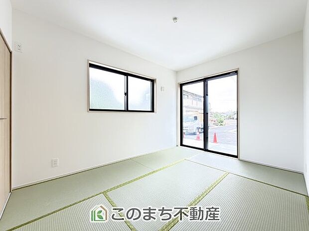 【和室】お子様のお昼寝にも便利な和室です。大きな窓から暖かな日差しが差し込みます♪
