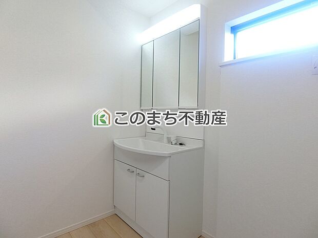 【洗面】同社施工物件の写真です。※建具やフローリング、その他仕様が違う場合がございます。シャンプードレッサーで朝の身支度♪伸びるホースでお掃除も簡単清潔です!
