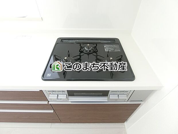 【キッチン】三ツ口コンロ採用で、同時調理もスムーズ◎!お料理を並べられるカウンター付きで、配膳・片付けをサポート!リビングで過ごすご家族とコミュニケーションを楽しみながら作業可能です♪