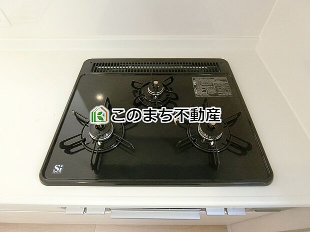 【キッチン】三ツ口コンロ採用で、同時調理もスムーズ◎!お料理を並べられるカウンター付きで、配膳・片付けをサポート!リビングで過ごすご家族とコミュニケーションを楽しみながら作業可能です♪