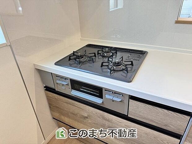 【キッチン】三ツ口コンロ採用で、同時調理もスムーズ◎！お料理を並べられるカウンター付きで、配膳・片付けをサポート！リビングで過ごすご家族とコミュニケーションを楽しみながら作業可能です♪