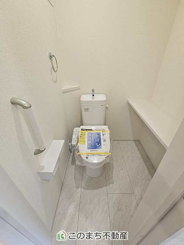 【トイレ】同社施工物件の写真です。※建具やフローリング、その他仕様が違う場合がございます。