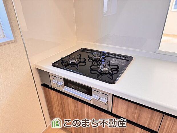 【キッチン】三ツ口コンロ採用で、同時調理もスムーズ◎!お料理を並べられるカウンター付きで、配膳・片付けをサポート!リビングで過ごすご家族とコミュニケーションを楽しみながら作業可能です♪