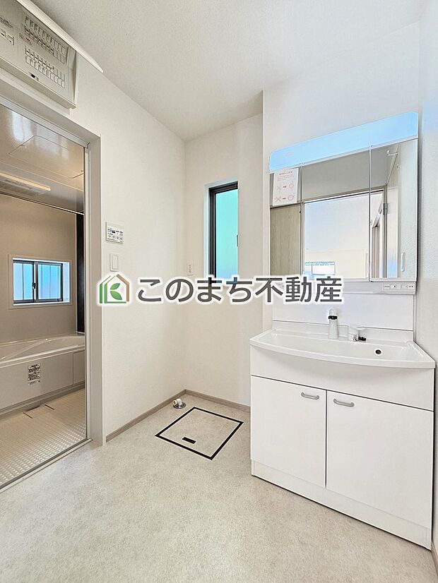 【洗面】同社施工物件の写真です。※建具やフローリング、その他仕様が違う場合がございます。シャンプードレッサーで朝の身支度♪伸びるホースでお掃除も簡単清潔です！