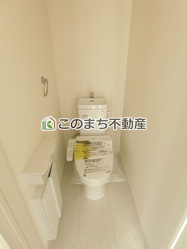 【トイレ】同社施工物件の写真です。※建具やフローリング、その他仕様が違う場合がございます。