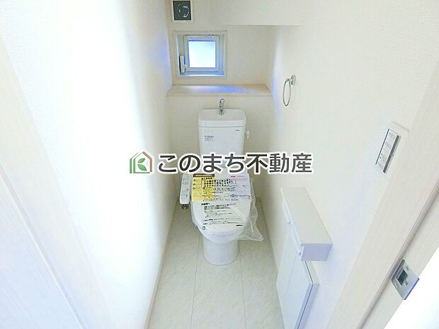 【トイレ】小窓から換気ができて清潔なトイレスペース☆