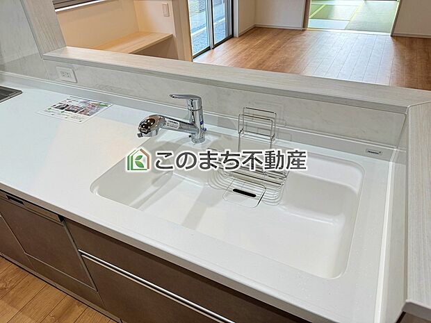 【キッチン】同社施工物件の写真です。※建具やフローリング、その他仕様が違う場合がございます。