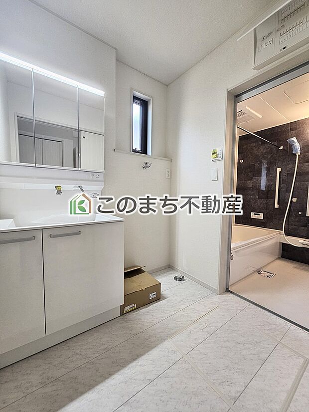 【洗面】同社施工物件の写真です。※建具やフローリング、その他仕様が違う場合がございます。シャンプードレッサーで朝の身支度♪伸びるホースでお掃除も簡単清潔です！