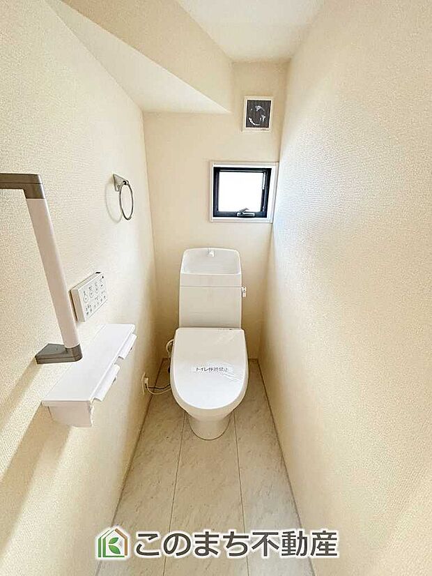 【トイレ】小窓から換気ができて清潔なトイレスペース☆