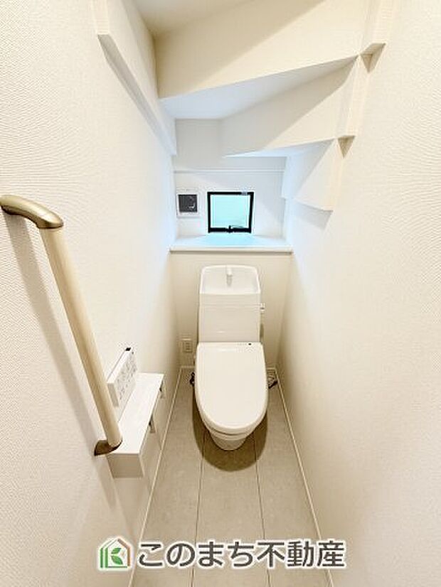 【トイレ】小窓から換気ができて清潔なトイレスペース☆