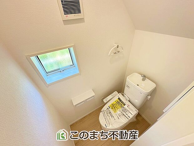 【トイレ】小窓から換気ができて清潔なトイレスペース☆温水洗浄便座搭載です！ 