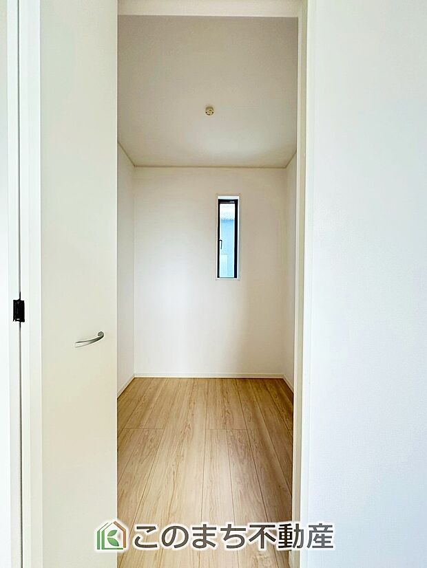 【収納】ウォークインクローゼットで収納もたっぷり確保しています。大型荷物も収納できて便利ですね！ 