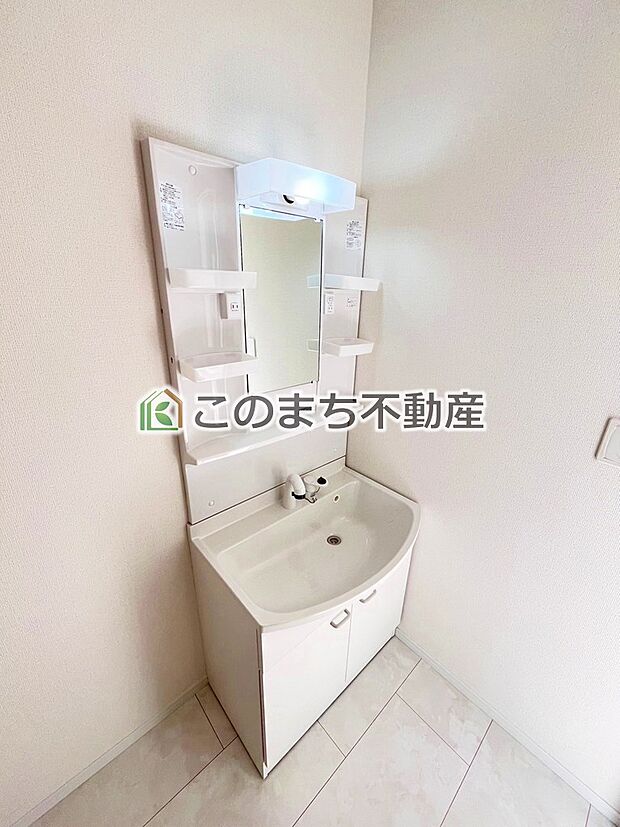 【洗面】同社施工物件の写真です。※建具やフローリング、その他仕様が違う場合がございます。シャンプードレッサーで朝の身支度♪伸びるホースでお掃除も簡単清潔です！