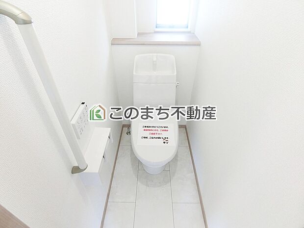 【トイレ】同社施工物件の写真です。※建具やフローリング、その他仕様が違う場合がございます。