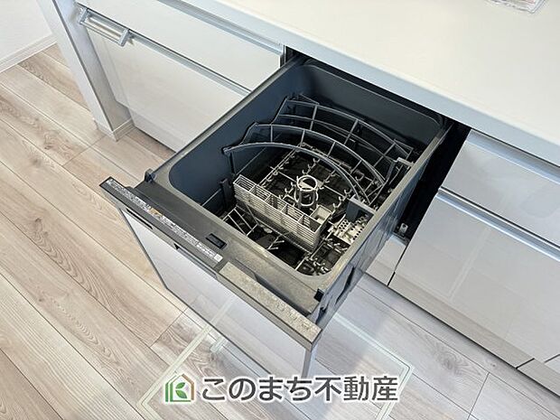 【キッチン】あったらいいなの代表的な設備である食洗機。ビルトイン型なので、おさまりもよく、使い勝手も良好です。料理をするのは好きだけど、後片付けは苦手な方に重宝します。洗う手間がないので、時間を有効に使えますね。