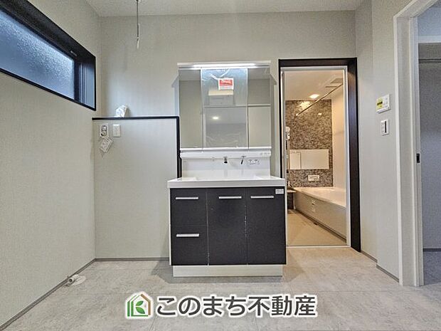 【洗面】シャンプードレッサーで朝の身支度♪伸びるホースでお掃除も簡単清潔です!