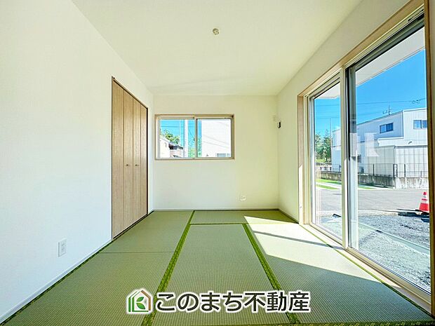 【和室】お子様のお昼寝にも便利な和室です。大きな窓から暖かな日差しが差し込みます♪ 