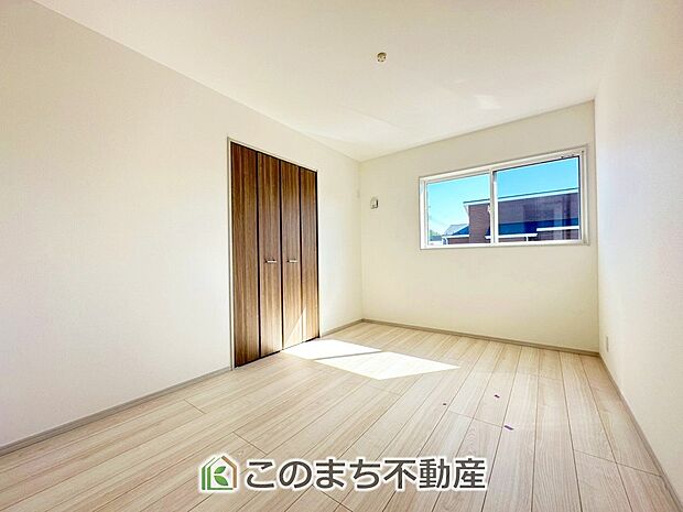 【洋室】柔らかい陽光が差し込む明るいお部屋を演出する設計。彩光の取れる窓が気持ちの良いお部屋を創り上げます。 