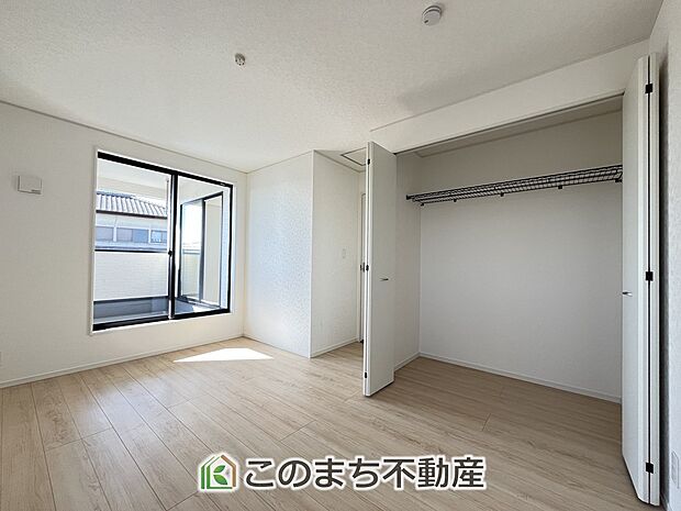 【洋室】南向きで陽当たりの良い洋室♪風通しもよく快適です☆
