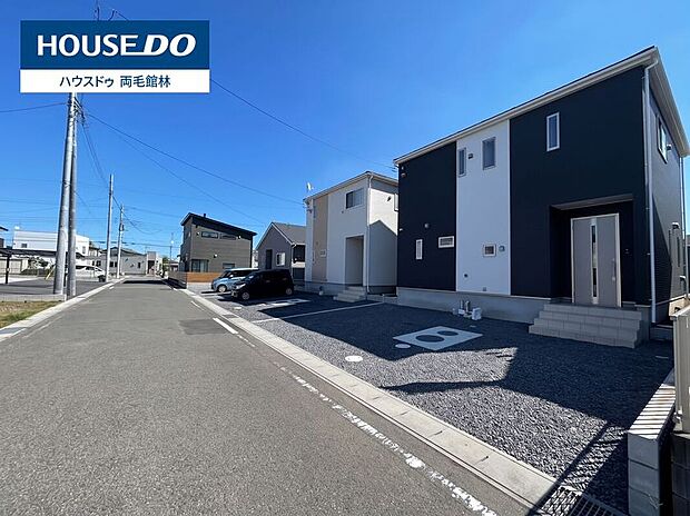 前面道路は広く、車の出し入れもスムーズです。落ち着いた住宅街に建つ、ネイビーを基調とした洗練された外観が魅力。日当たりも良好で、明るい毎日を過ごせます。