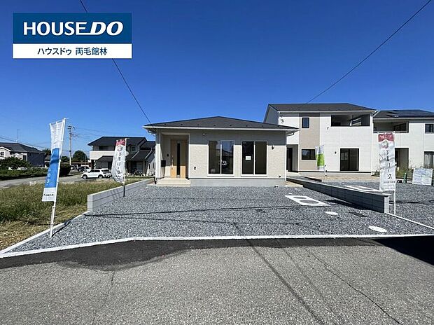 5号棟。間口が広く、駐車スペースにもゆとりのある敷地です。青空の下に広がる明るい分譲地で、日当たりも良好。現地はご見学いただけますので、お気軽にお問い合わせください。