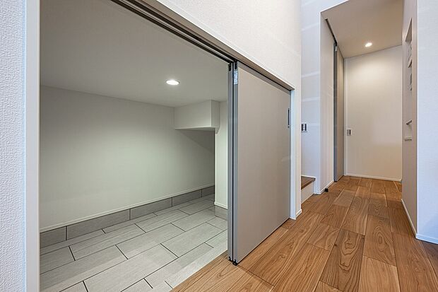 【コレクションルーム】階段下を利用した空間。防災用具や季節物の道具など普段使わないものをすっきり収納!また、趣味の物を飾ったり、秘密基地のような空間としても使えます◎