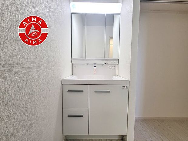 【独立洗面台】毎日使うものだから清潔な空間を保ちたい水回り。洗面にはそんな願いを解消させてくれる収納アイデアが満載です。三面鏡の裏側にはキャビネットが現れ小物から背の高い物まで収納できます。