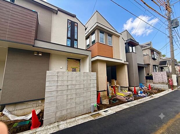 【現地写真】第一種低層住居専用地域内、落ち着いた住宅街の一画に位置しています。周辺に日差しを遮るような高建物が建つ心配が少ないです。※CGにて青空加工を施しています。