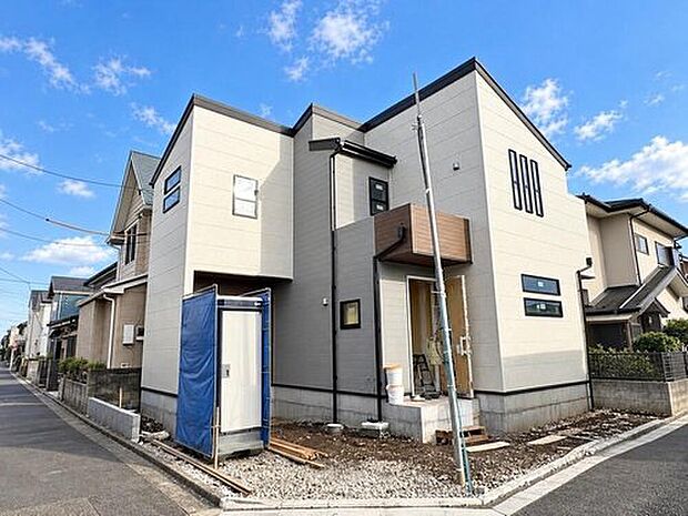 洗練されたツートンカラーの外観が目を引く新築戸建て。角地で開放感があり、家族の未来を育む理想の住まいです。
※CG加工により晴天にしています。