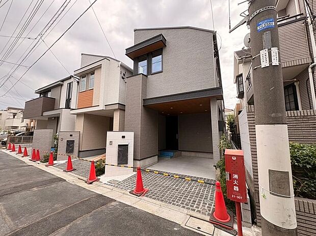 【現地外観写真】開放的な立地で、伸びやかな暮らしを送ることができます。家族の思い出をたくさん作れる理想の住まい作りを行うことが可能です。※CGにて青空加工を施しています。