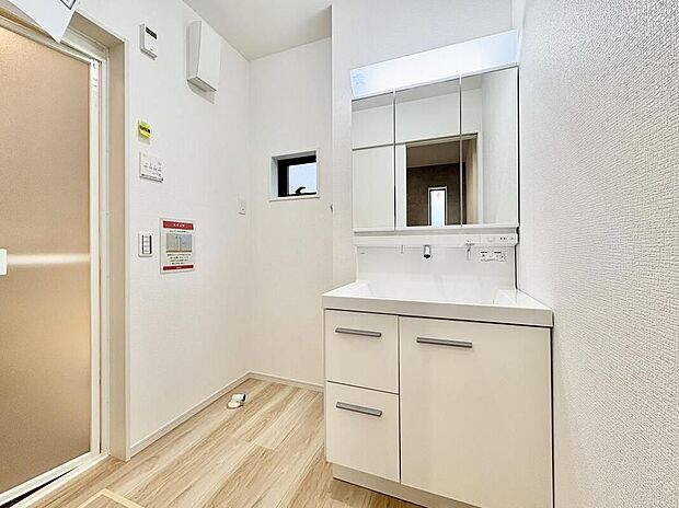 【洗面台・洗面所】広々とした洗面台は、朝の身支度もスムーズに。ミラー裏収納で家族の小物もすっきり片付き、清潔感を保てます。忙しい毎日をサポートする機能的な洗面所です。