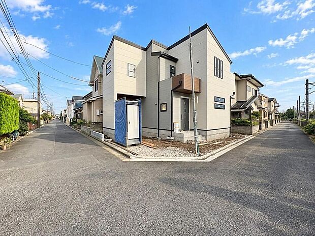 【現地外観写真】開放感あふれる角地に佇む新築住宅。新しい街で、家族の成長を見守る明るい暮らしが始まります。※CG加工により晴天にしています。