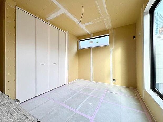 【リビング以外の居室】将来を見据えた洋室は、大容量のクローゼットで収納も充実。明るい窓が心地よい、家族それぞれのプライベート空間に。