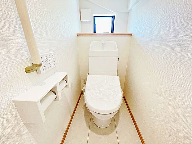 【トイレ】明るく清潔感のあるトイレです。