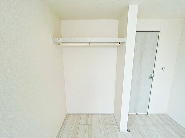 【【収納】】使いたいものがサッと取り出せる便利で開放的なオープンクローゼットです。