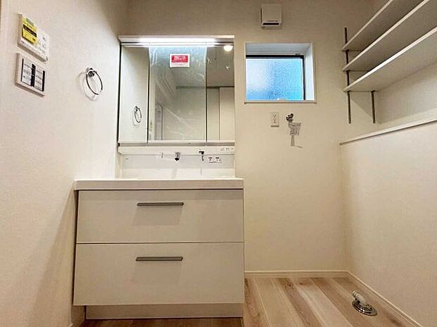 【洗面】洗面 施工例■リクシル 「EV」。洗面器一体型カウンターでつぎ目などの凹凸がなく汚れもさっとひと拭き。節水と省エネ性にすぐれた上から水のでるキレイアップ水栓。