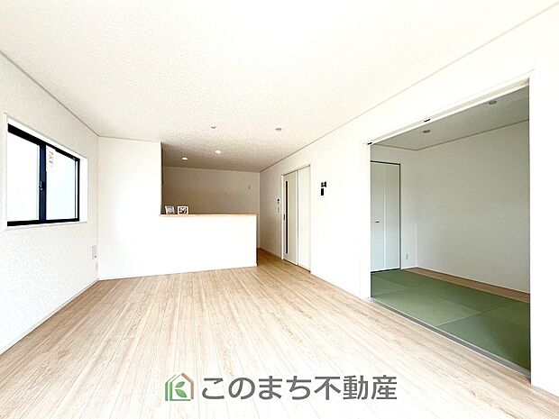お休みの日は一日中家でリラックス出来る安らぎの空間になります♪陽当たり良好な開放感のある大きなリビング♪