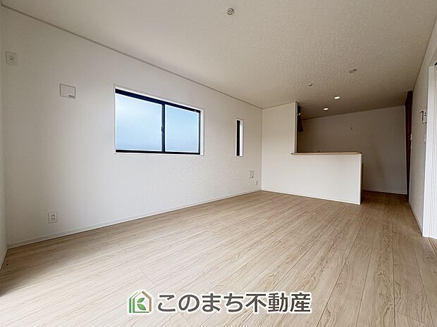 窓が多く明るいリビングスペース☆ご家族の団らんを明るい日差しがが照らします☆