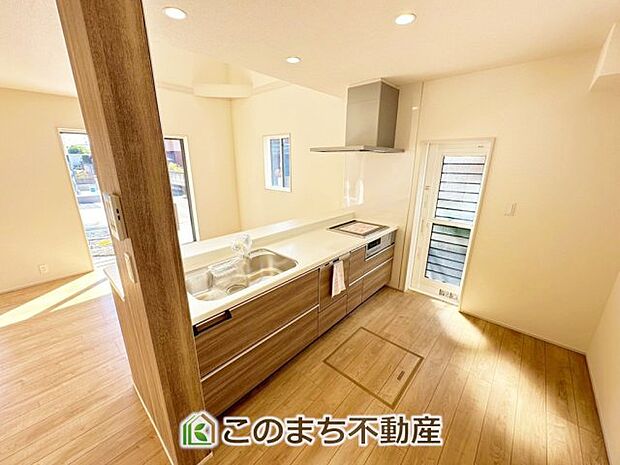 人気の対面式キッチン☆料理をしながらご家族とコミュニケーションが取れます♪便利な勝手口もございます☆