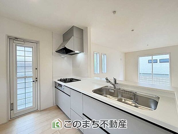 勝手口のある人気の対面式キッチン☆料理をしながらご家族とコミュニケーションが取れます♪