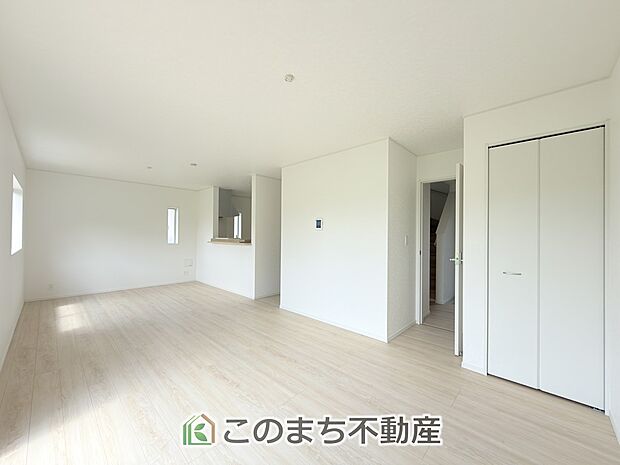 窓が多く明るいリビングスペース☆ご家族の団らんを明るい日差しがが照らします☆
