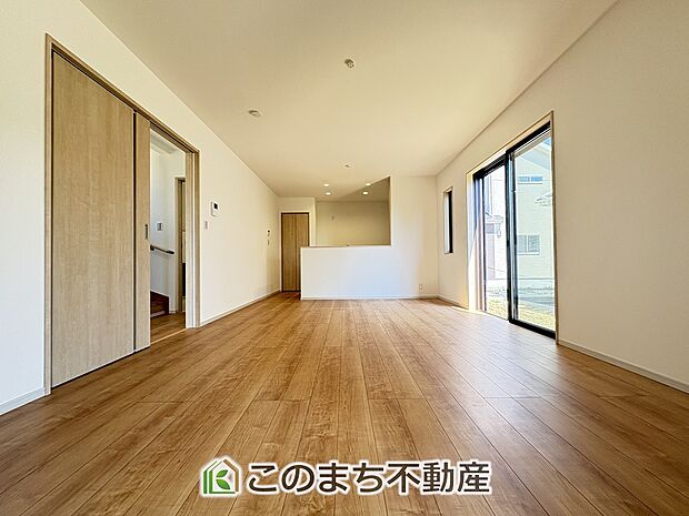 開放感のある広々リビング。たくさんの日差しがご家族の団らんを明るく照らします♪
