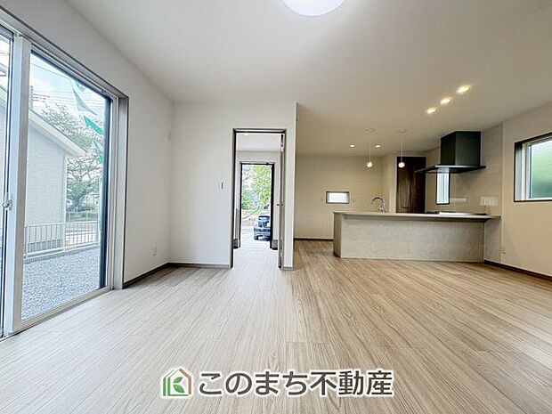 窓が多く明るいリビング☆ご家族の団らんをたくさんの日差しがが照らします☆