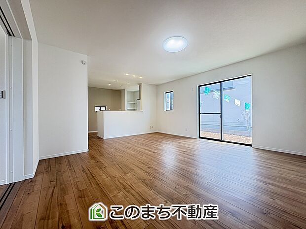 窓が多く明るいリビングスペース☆ご家族の団らんを明るい日差しがが照らします☆