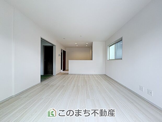 窓が多く明るいリビングスペース☆ご家族の団らんを明るい日差しがが照らします☆