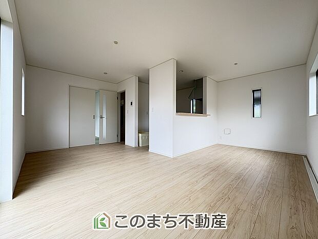 窓が多く明るいリビングスペース☆ご家族の団らんを明るい日差しがが照らします☆
