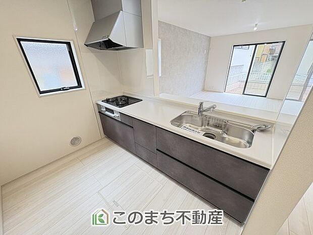 人気の対面式キッチン☆料理をしながらご家族とコミュニケーションが取れます♪