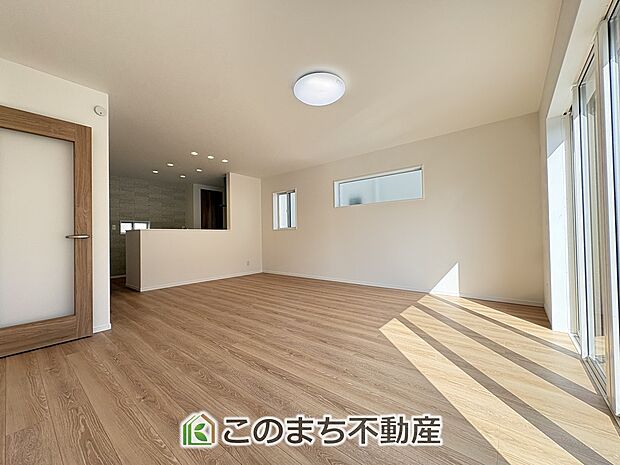 窓が多く明るいリビングスペース☆ご家族の団らんを明るい日差しがが照らします☆